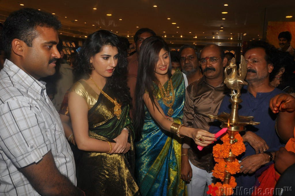 Archana, Poonam Kaur Inaugurate CMR Shopping Mall - Gallery | Picture 91435
